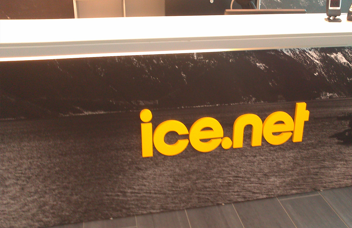 ice.net akrylsklit akryl logo logoskilt resepsjon kasse informasjon gult skilt